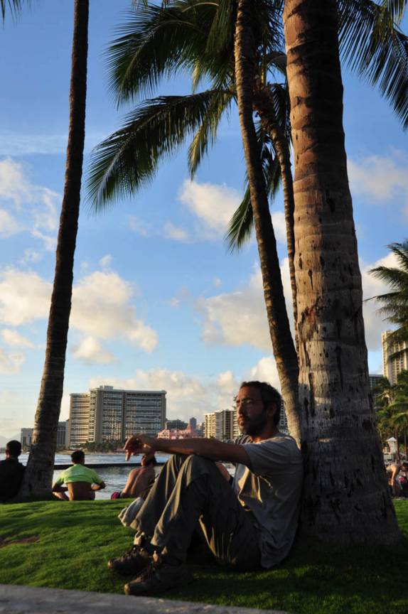 Descansando na sombra de um coqueiro em Waikiki, praia de Honolulu, a capital do Havaí, na ilha de Oahu